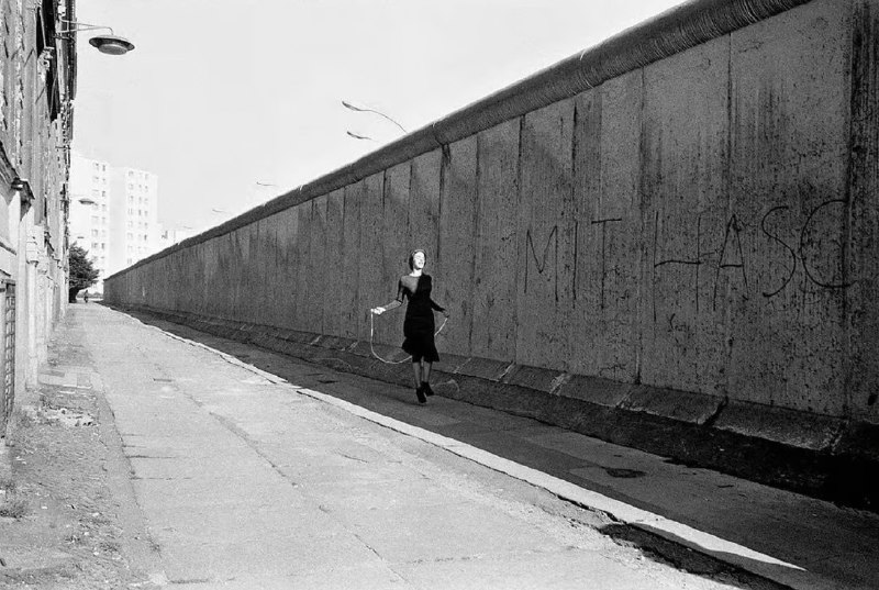 Lola｜我穿墙过去